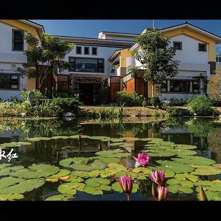 דירות Yuemei 山花映水紅莊園民宿 מראה חיצוני תמונה