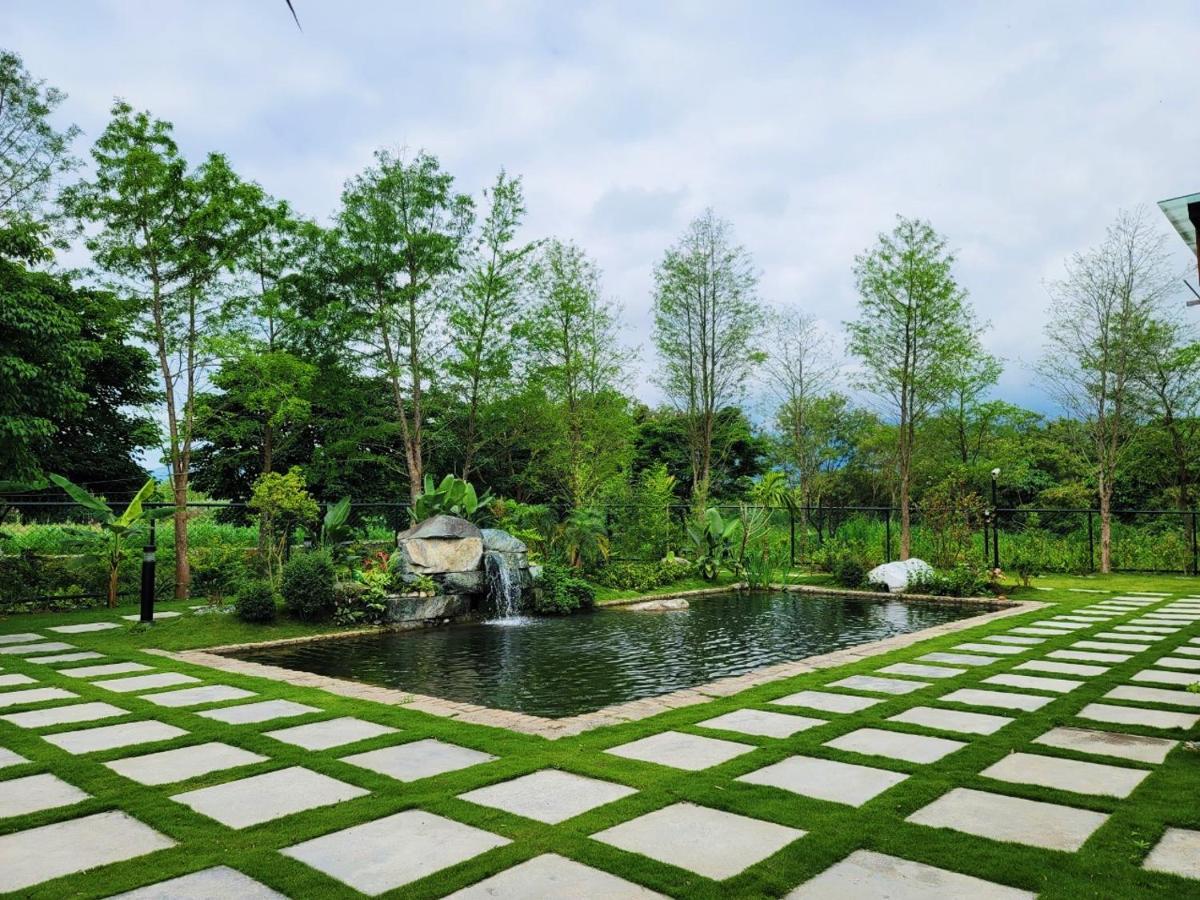 דירות Yuemei 山花映水紅莊園民宿 מראה חיצוני תמונה