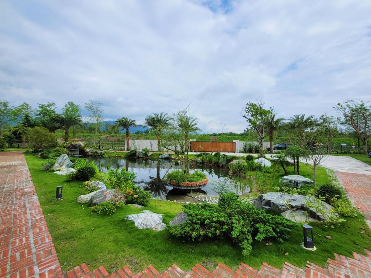 דירות Yuemei 山花映水紅莊園民宿 מראה חיצוני תמונה